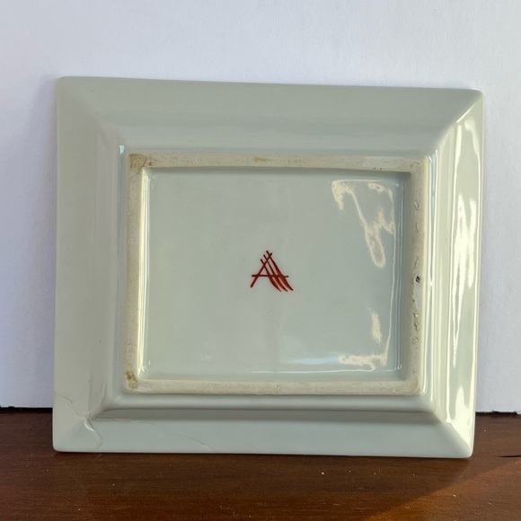 Tozai Gilt-Decorated Handpainted Decorative Porcelain Heraldic Tray. Small Crack - Picture 6 of 7